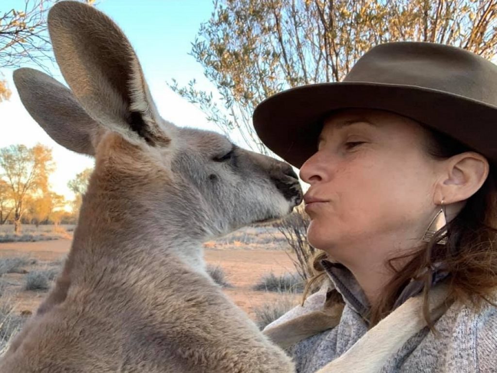 Abi, il canguro che abbraccia ogni giorno i suoi salvatori