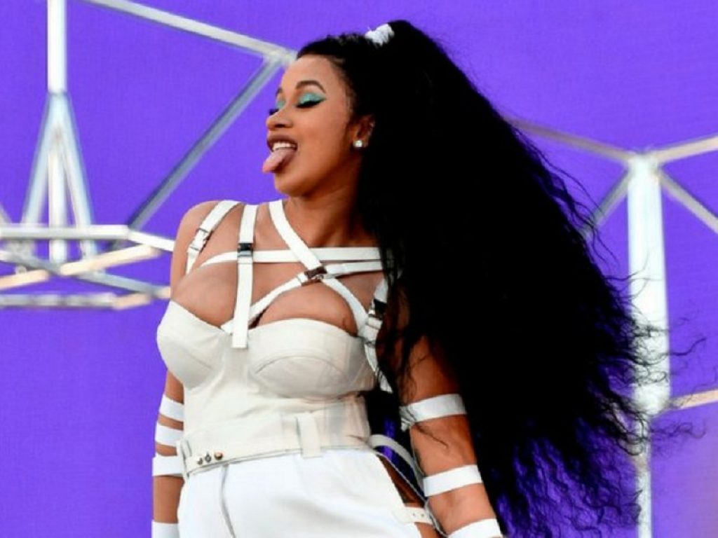 Cardi B, prima rapper solista a conquistare la Billboard Hot 100, ha scelto di diventare cittadina della Nigeria per protesta contro Trump