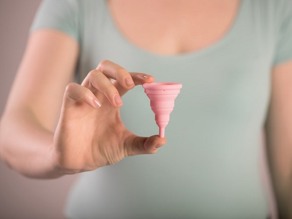 Coppetta mestruale, ecco come funziona e quale scegliere: un po' di chiarezza sull'alternativa più utilizzata all'assorbente usa e getta