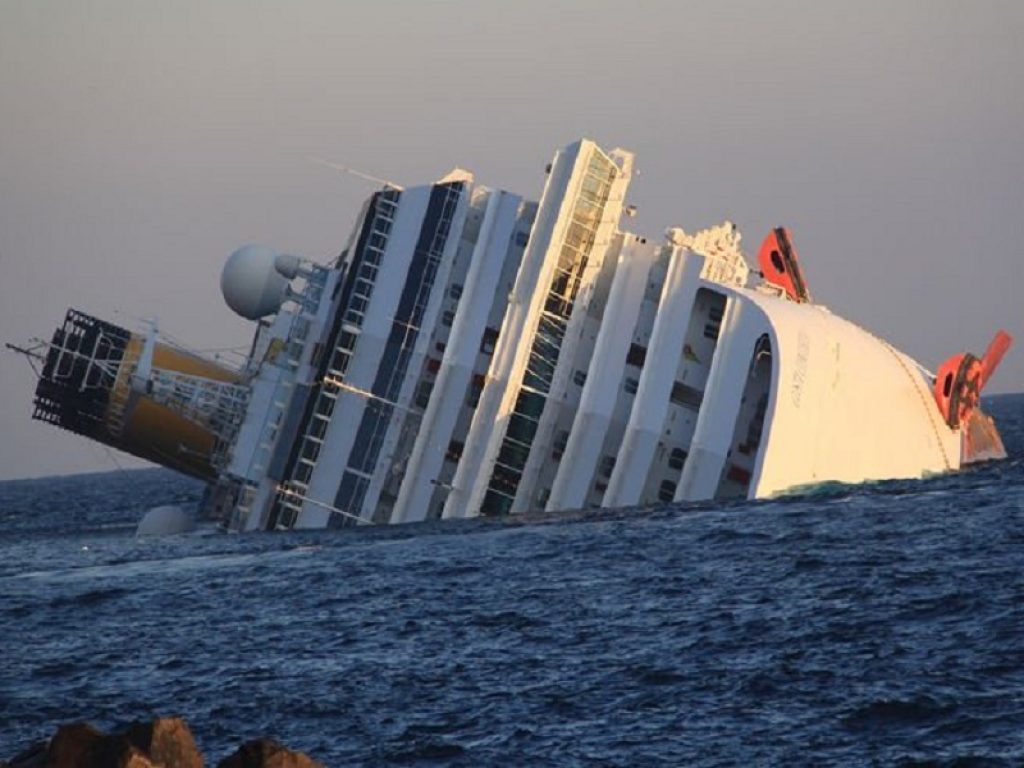 Naufragio della Costa Concordia: 8 anni fa la tragedia all'Isola del Giglio. In quella lunga notte 32 persone, tra passeggeri ed equipaggio, persero la vita