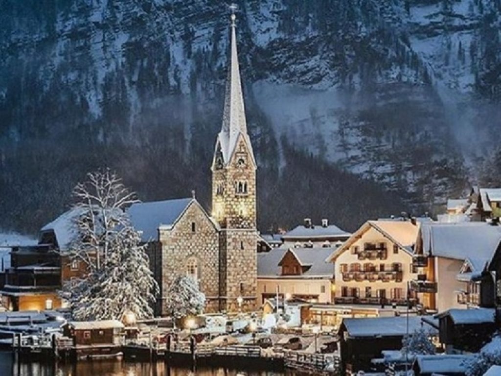 Il Regno di Frozen esiste davvero e si trova in Austria: Hallstatt, borgo alpino tutelato dall'Unesco, ha ispirato i disegnatori della Disney e ora è invaso dai turisti