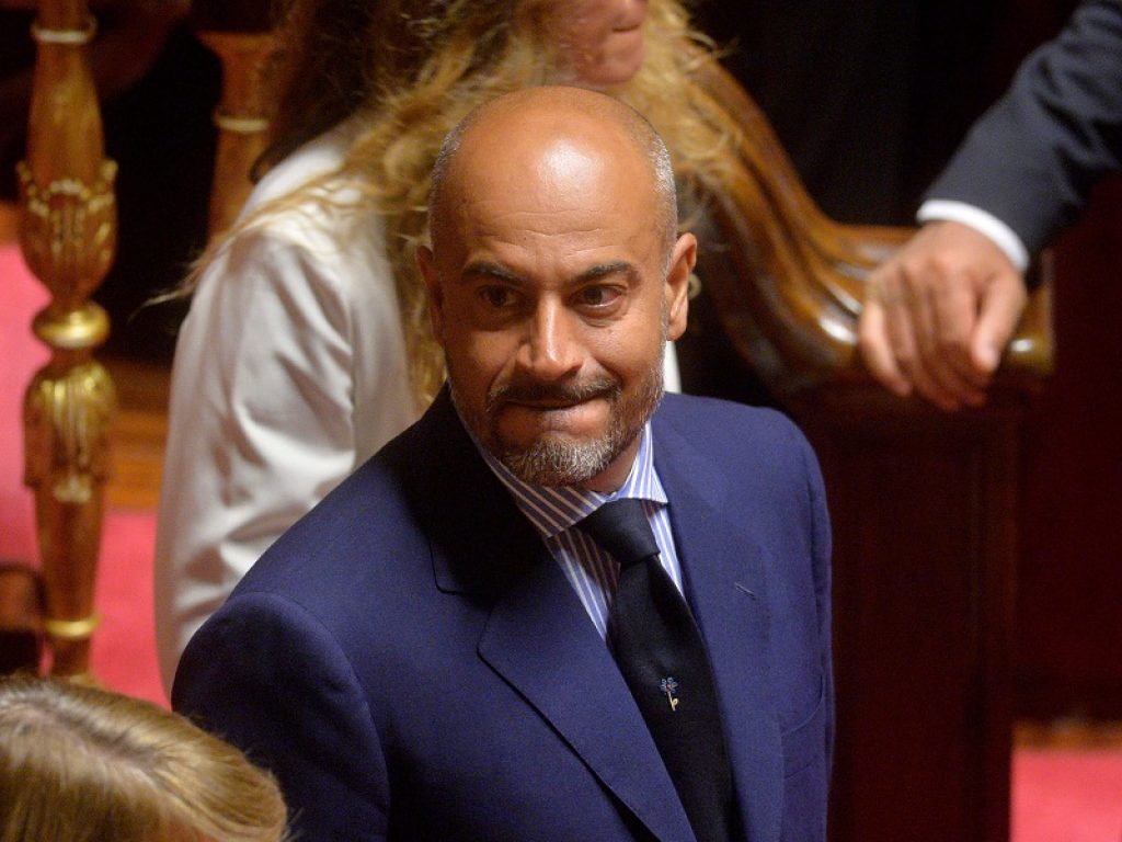 Il senatore Gianluigi Paragone espulso dal collegio dei probiviri del M5s, Di Battista lo difende: “È più grillino di molti altri”