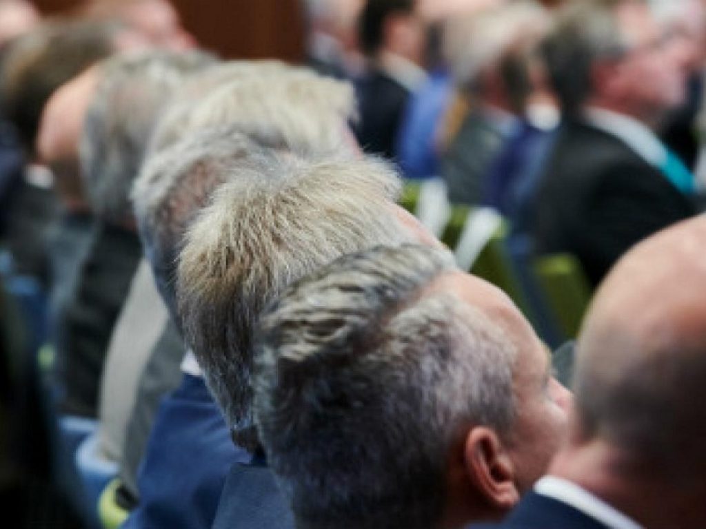 Uno studio internazionale ha scoperto perché lo stress fa venire i capelli bianchi: la ricerca apre la strada a nuovi farmaci per prevenire il fenomeno