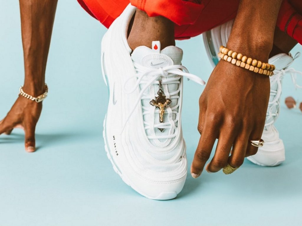 Jesus Sneaker, le Nike “benedette” con crocifisso e acqua santa