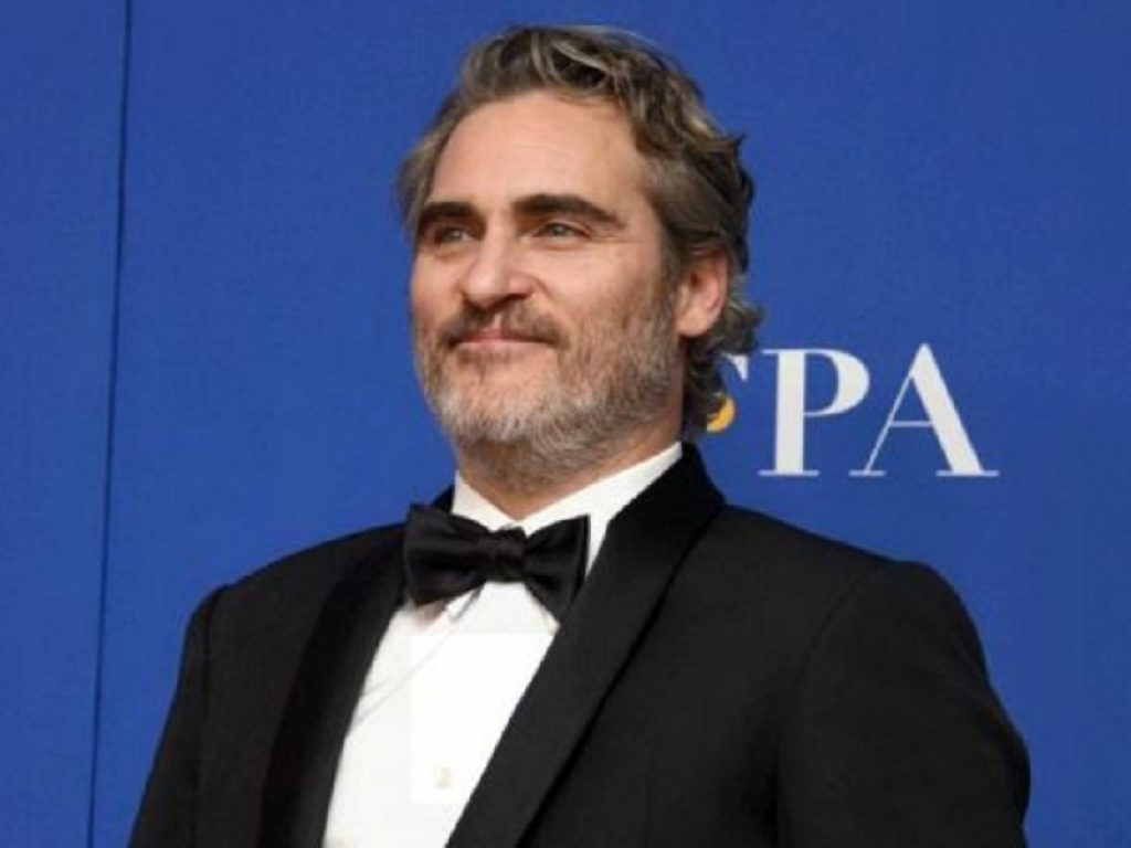 Joaquin Phoenix utilizzerà lo stesso abito per tutte le premiazioni: contro ogni spreco, l'attore ha deciso di riciclare per l'intera stagione lo smoking firmato da Stella McCartney