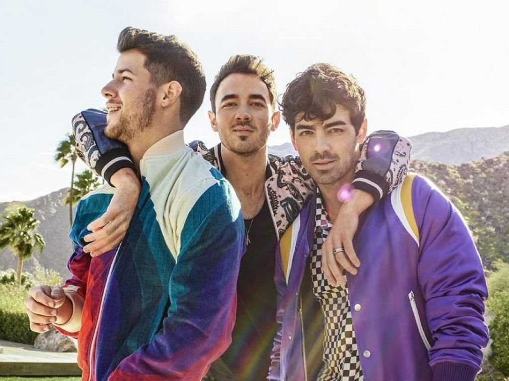 Jonas Brothers in radio con "What A Man Gotta Do"