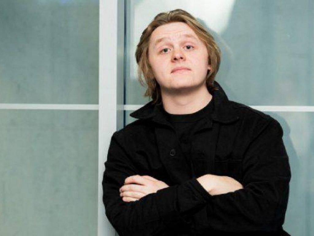 YouTube Originals lancia il documentario su Lewis Capaldi: il cantautore è il primo protagonista della serie "Birthday Song"