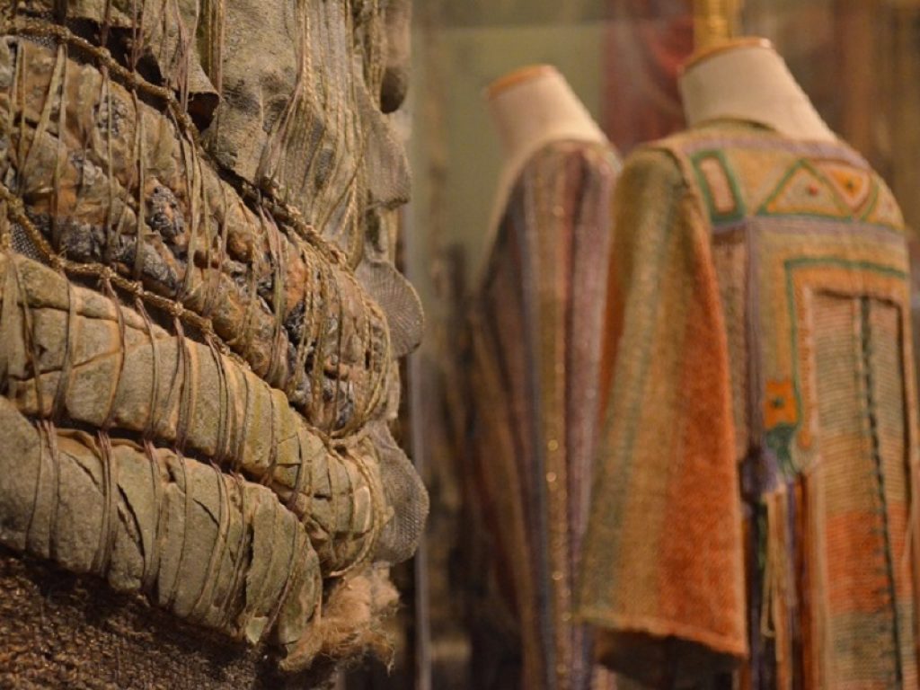 Moda a Firenze e in Toscana nel Trecento: in libreria il saggio di Roberta Orsi Landini che ricostruisce un secolo rivoluzionario nel campo del costume