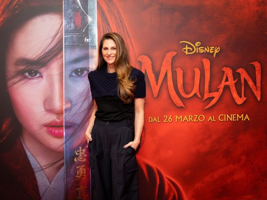 Niki Caro presenta le prime immagini della sua Mulan: dal 26 marzo al cinema la rivisitazione in chiave live action del classico d’animazione Disney