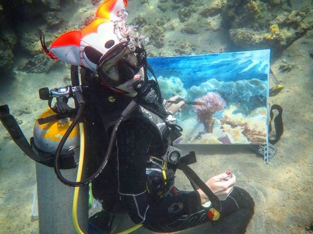 Le incredibili tele di Olga Belka, l’artista che dipinge sott’acqua