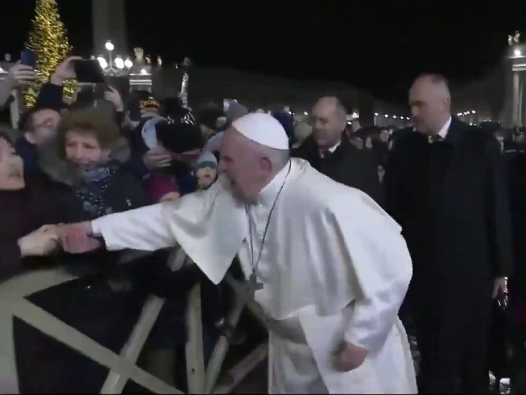 Una fedele strattona Papa Francesco in piazza San Pietro e il Pontefice perde la pazienza. Oggi le scuse: "Brutto esempio"