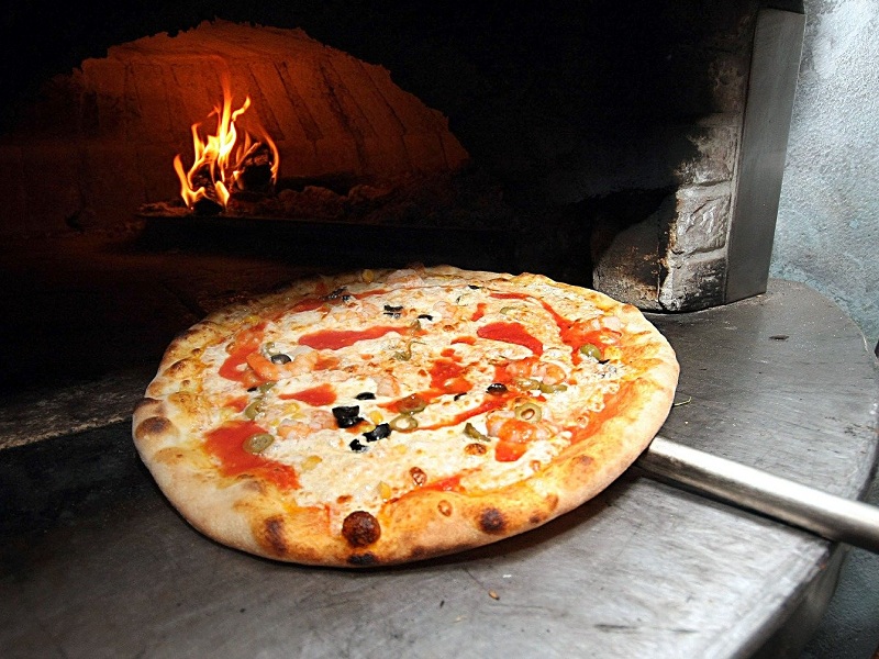 L'UE ha dato il via libera alla riserva del nome Pizza Napoletana Stg: impedirà alle false pizze napoletane di essere indicate con questa dicitura in ristoranti e supermercati