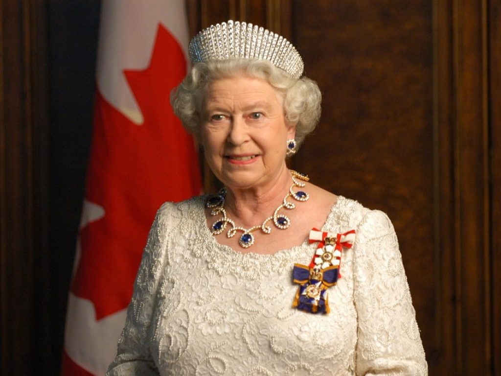 La Regina Elisabetta II stufa di Harry e Meghan: li porterà in tribunale. La sovrana starebbe programmando il contrattacco in vista dell'uscita della scabrosa biografia del nipote