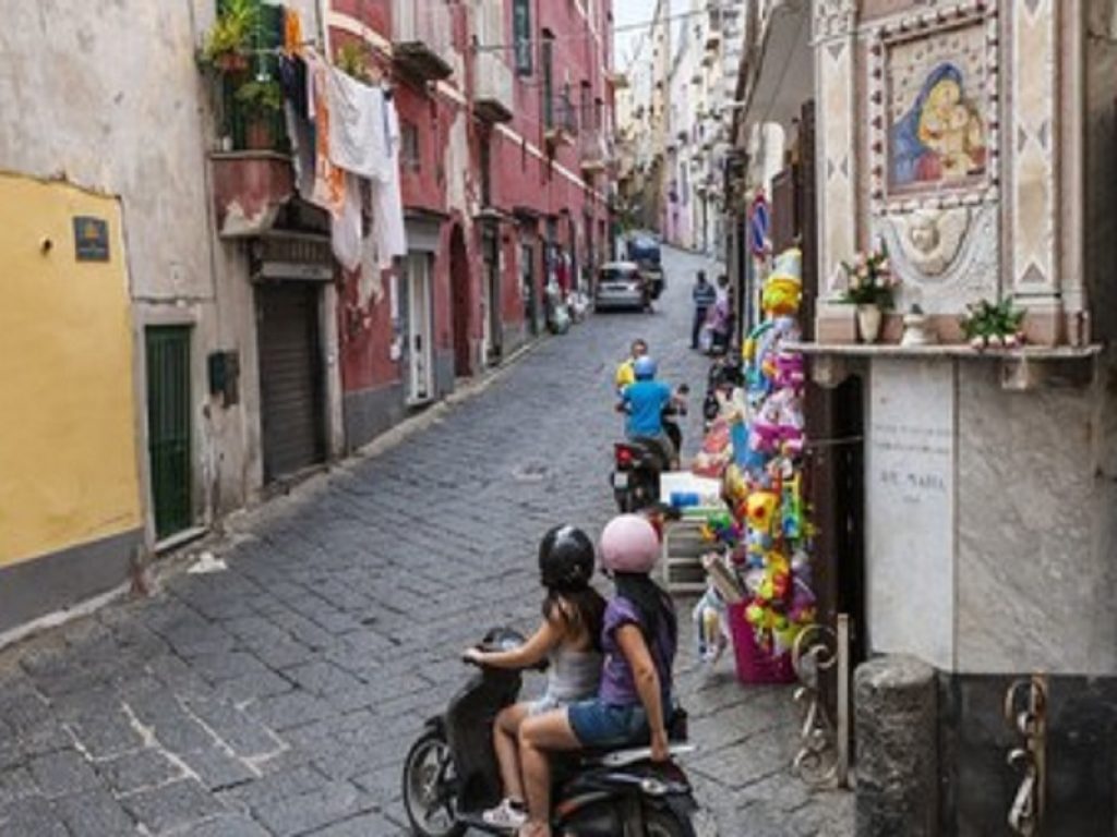 Napoli, è polemica sul Mafia tour a 25 euro a persona proposto da Vittorio sulle piattaforme Airbnb e TripAdvisor
