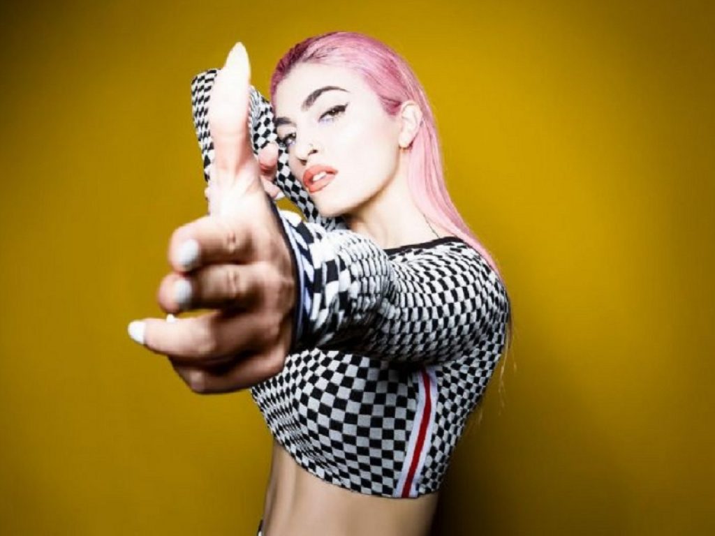 Roshelle con Emis Killa nel suo nuovo singolo “Rosa naturale”: ascolta l'audio e leggi il testo del nuovo singolo uscito oggi