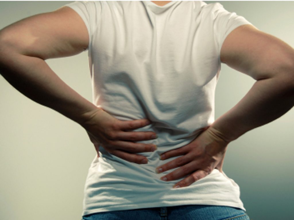 Quanto incidono sul mal di schiena i fattori ambientali come qualità del sonno o lunghi orari di lavoro: lo spiega una scheda della IASP