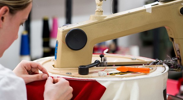 Le grandi imprese della moda si salvano con l'e-commerce ma per i piccoli artigiani è crisi profonda con la pandemia: l'allarme dei sindacati