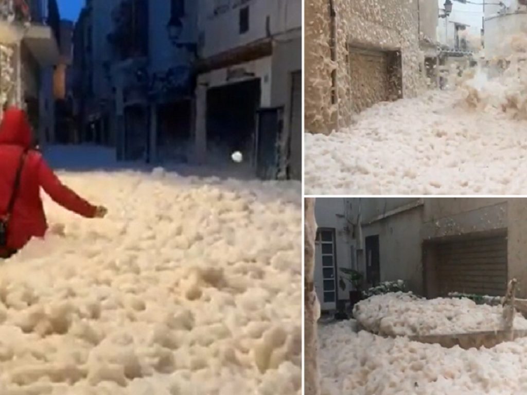 Spagna, la tempesta Gloria ricopre di schiuma le strade di Tossa de Mar in Catalogna: criticità anche in altre zone del Paese, sale a 10 il bilancio delle vittime