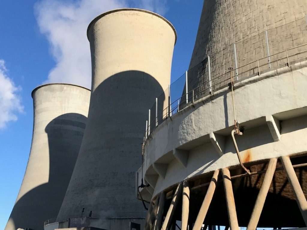 Una torre di refrigerazione geotermica non più in uso della centrale di Larderello potrebbe diventare una gigantesca opera d'arte per celebrare Dante Alighieri
