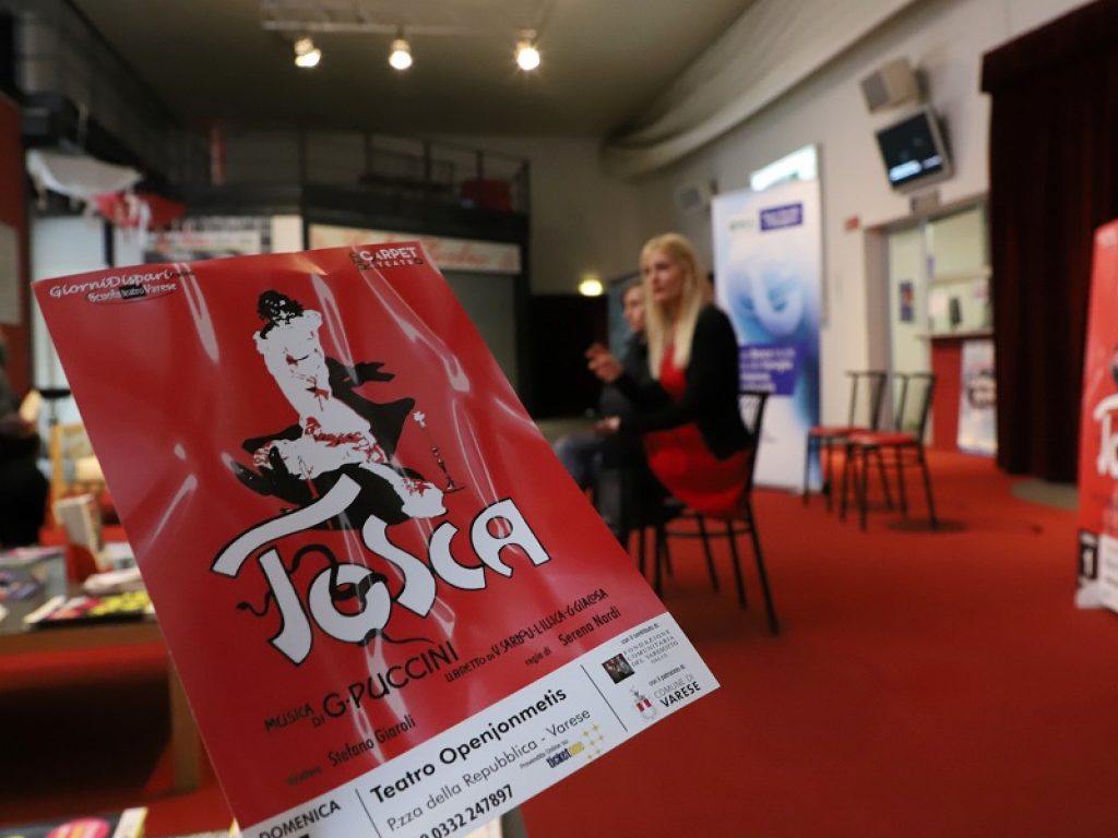 Varese mette in scena il 1° marzo una Tosca che "soffoca" nella plastica. Così l'opera di Puccini insegna il rispetto dell'ambiente