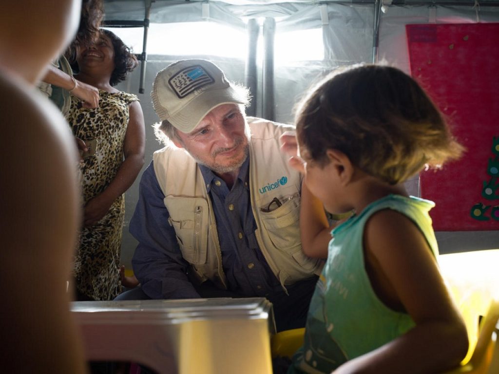 Liam Neeson in missione al confine brasiliano come Goodwill Ambassador UNICEF per incontrare i bambini venezuelani migranti