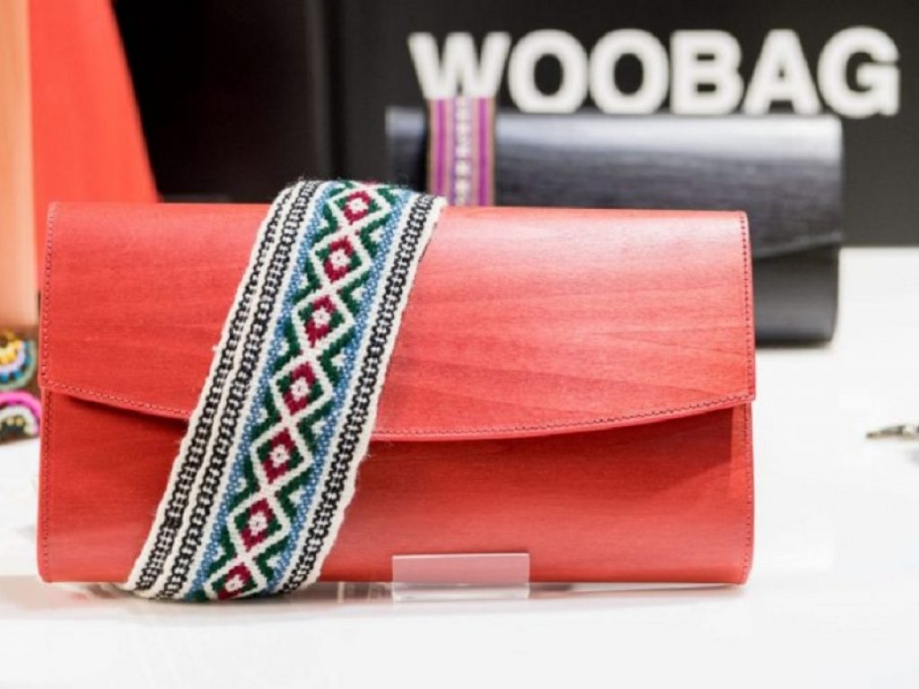Moda: legno morbido come il cuoio nelle borse Woobag presentate ad Altaroma. Dall'idea di due architetti di Treviso nasce una collezione unica