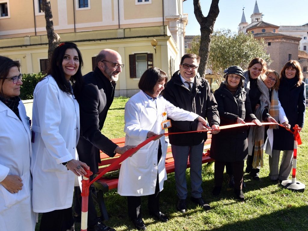 Una panchina rossa nel giardino dell'Ospedale San Giovanni di Roma: segno permanente e colorato per dire no alla violenza contro le donne