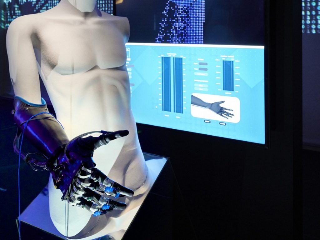 Aperta al pubblico fino al 9 aprile U.MANO - Arte e scienza: antica misura, nuova civiltà, la mostra di Fondazione Golinelli curata da Andrea Zanotti