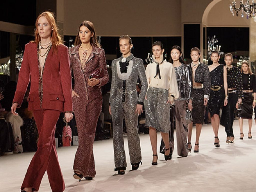 Chanel ha creato, in collaborazione con l’Institut Français de la Mode, una cattedra universitaria del “savoir faire” per chiunque voglia studiare moda a Parigi