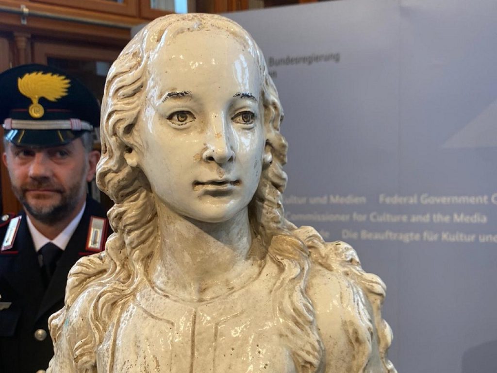 Italia restituisce la statua della Maddalena di Andrea della Robbia sottratta dai nazisti a una famiglia ebrea tedesca e erroneamente consegnata all’Italia nel dopoguerra