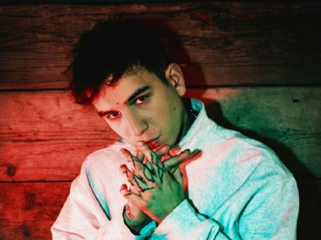 Fasma si racconta nel suo nuovo album disponibile su tutte le piattaforme: al lavoro, anticipato dal brano sanremese "Per sentirmi vivo", seguirà il tour