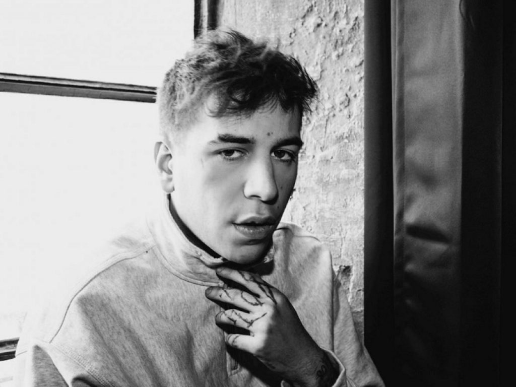 Fasma conquista il podio della classifica Top 50 Italia di Spotify: il brano "Per sentirmi vivo" conta oltre 5 milioni di stream totali