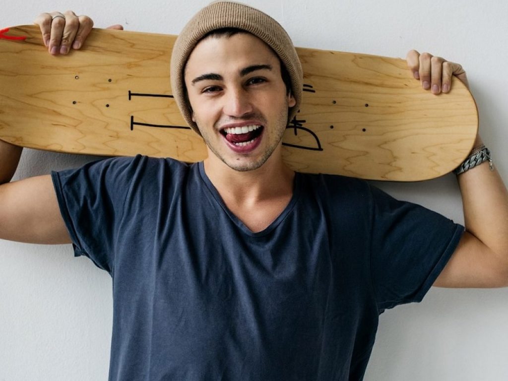 Con “Lo sappiamo entrambi” Riki debutta al Festival di Sanremo. Nella serata dei duetti interpreterà in coppia con Ana Mena “L’edera”