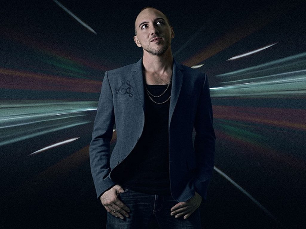 Gerolamo Sacco in radio con il singolo "Momo"