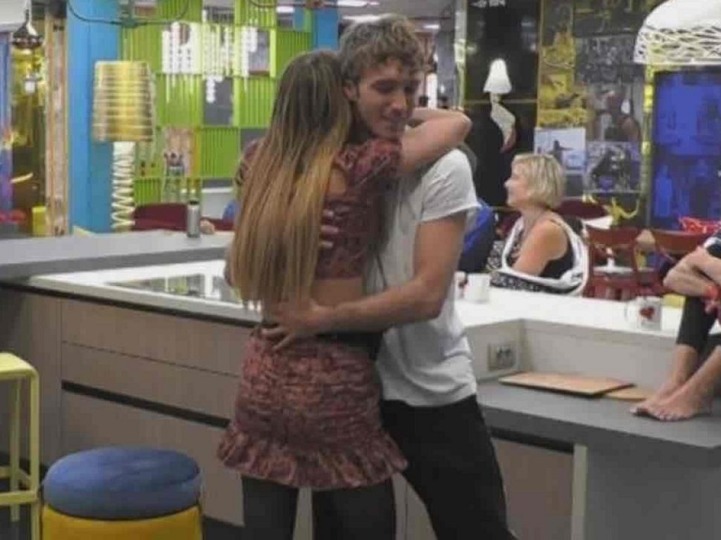 Grande Fratello Vip: San Valentino all’insegna della passione per Paolo Ciavarro e Clizia Incorvaia. Notte bollente nell'oblò della casa