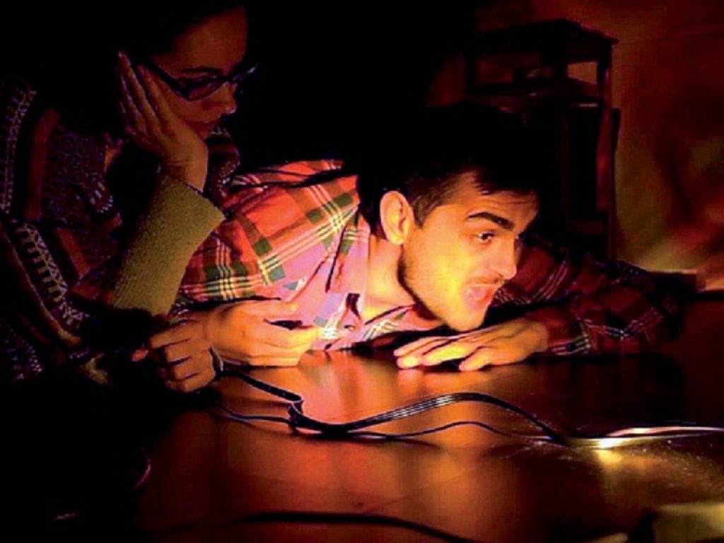 Al Teatro de’ Servi, nell’ambito della “Stagione Fuoriclasse”, fino a domani in scena lo spettacolo My Life scritto e diretto da Mirko Corradini