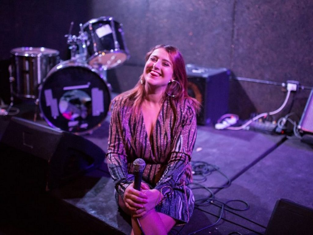 Stand-up comedy alla Lyrick Summer Arena con Michela Giraud: in scena con il suo nuovo monologo “La verità, nient’altro che la verità lo giuro!”