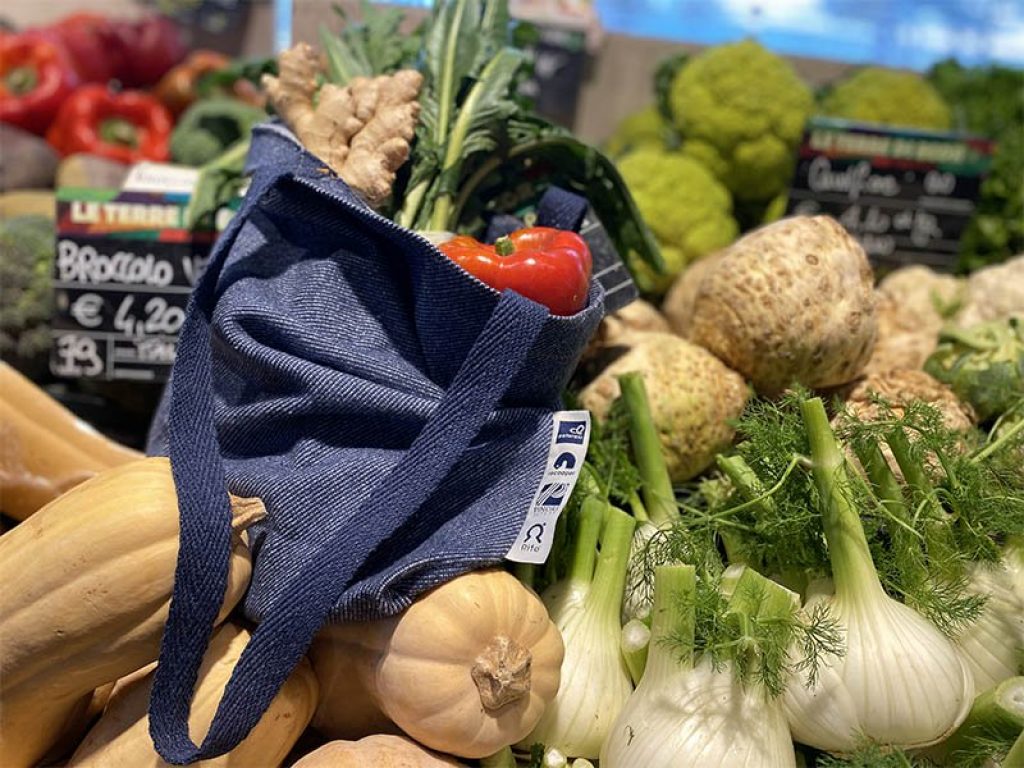 Re-Think your jeans è il progetto di economia circolare che combatte lo spreco. L'esperienza di Prato, Pistoia, Lucca e Parma ha l'obiettivo di raggiungere presto tutta l'Italia