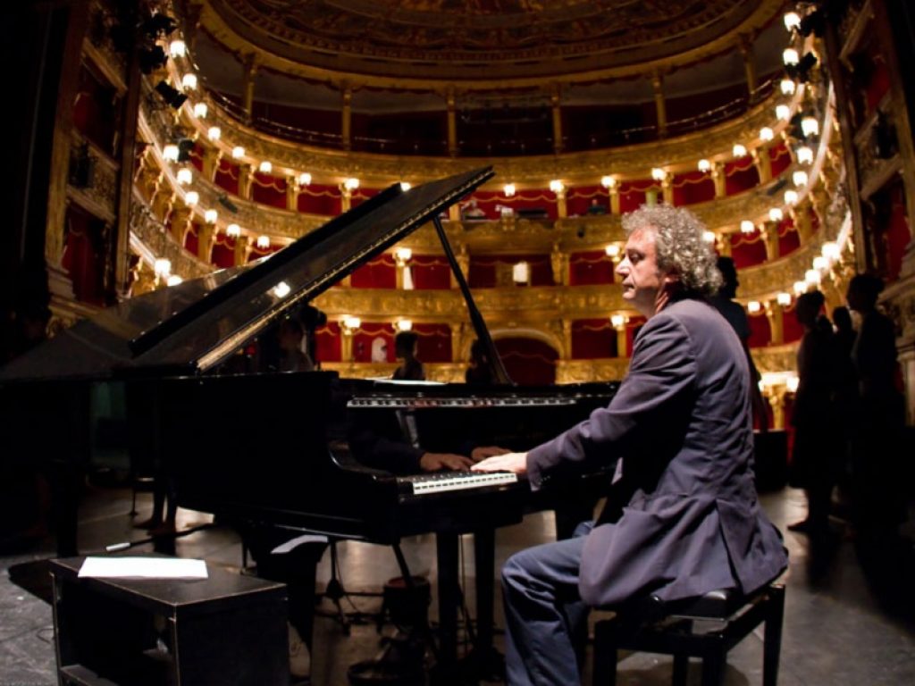 ROBERTO CACCIAPAGLIA ritorna in tour in Italia dal 26 febbraio al 4 aprile e dal 10 maggio con una lunga tournée in Russia