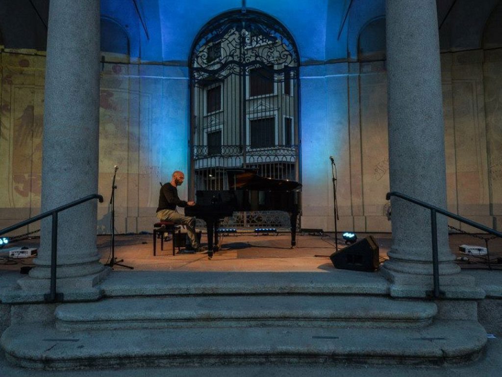 Il compositore e pianista Simone Anichini pubblica “Piano and Orchestra” (Play Audio/Azzurra Music) il nuovo EP