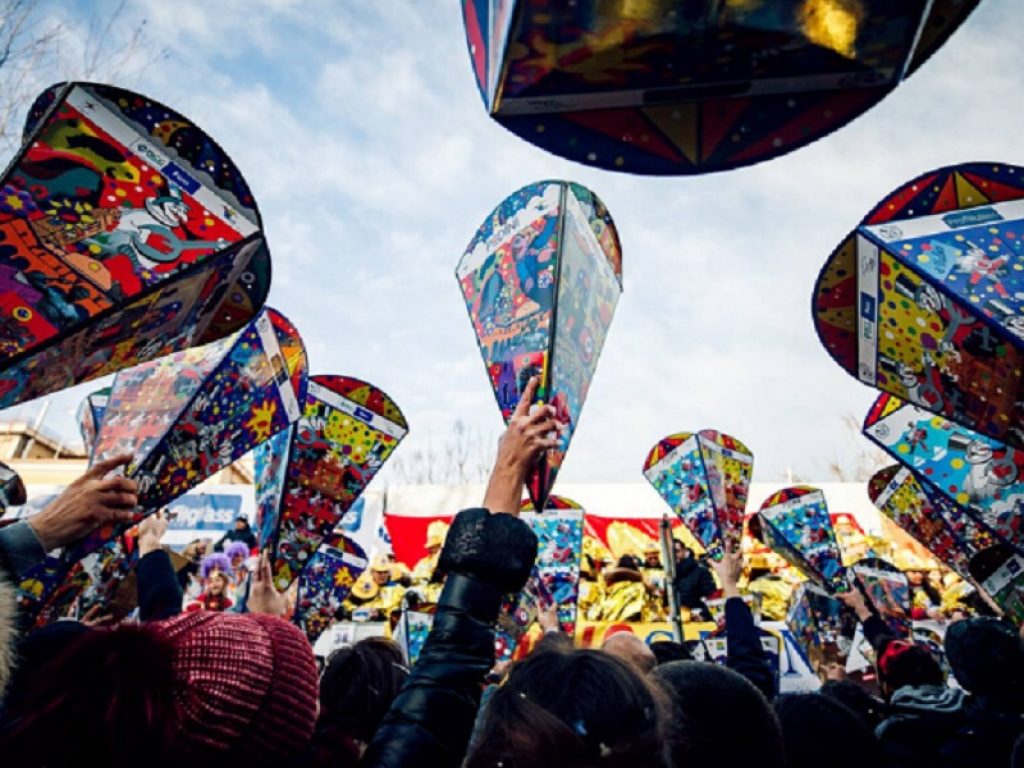 Al Carnevale di Fano oggi l'ultima sfilata dei carri: pioveranno 180 quintali di dolci tra cioccolatini, cremini, dolcetti, praline e caramelle