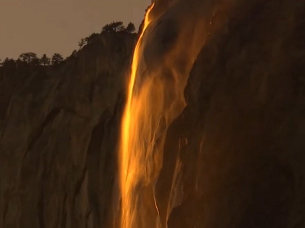 Lo spettacolo mozzafiato delle cascate di fuoco di Yosemite