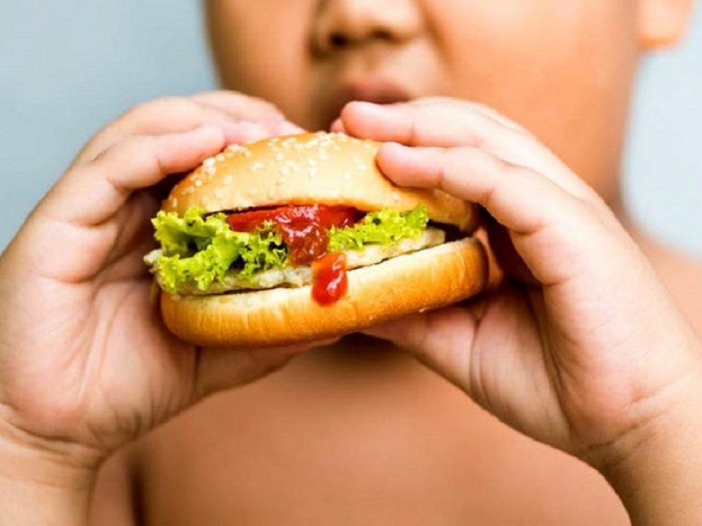 Meno pubblicità di bevande e cibi grassi in TV può ridurre l’obesità infantile secondo uno studio condotto dall’Università di Cambridge