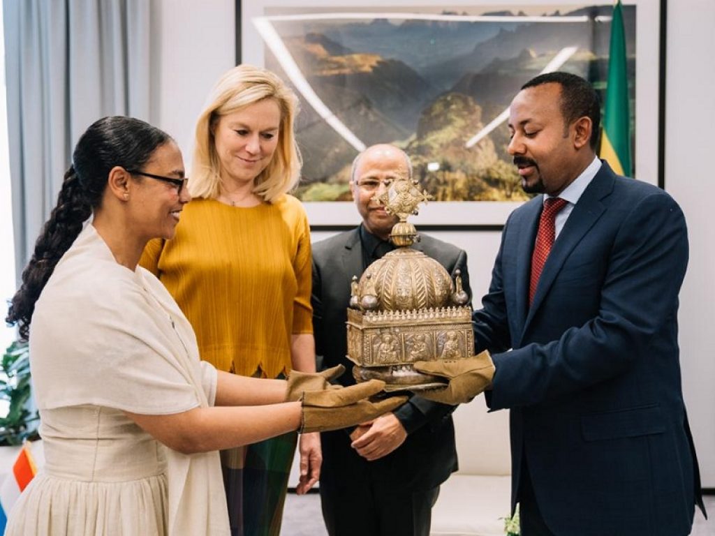 Olanda restuitisce corona trafugata all'Etiopia