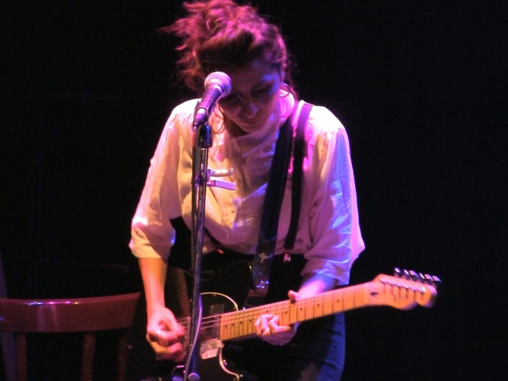 Che cosa beveva Janis Joplin: fino a domenica 9 febbraio l'OFF/OFF Theatre accoglie in Via Giulia la pluripremiata compagnia milanese Le Brugole &Co.