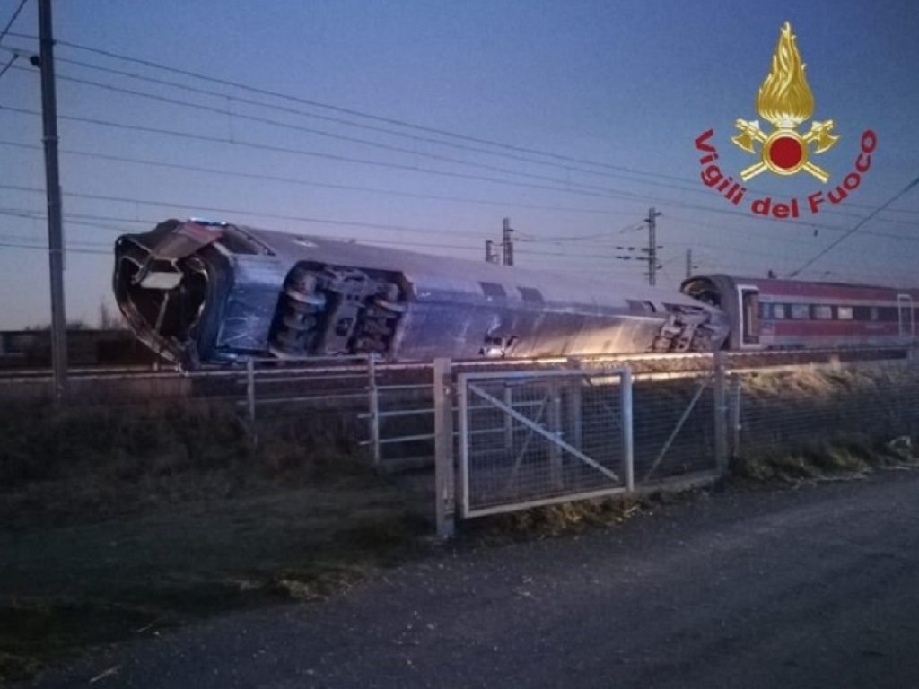 Un treno Alta Velocità Frecciarossa è deragliato in provincia di Lodi, nel Comune di Ospedaletto lodigiano: morti i due macchinisti, decine di feriti