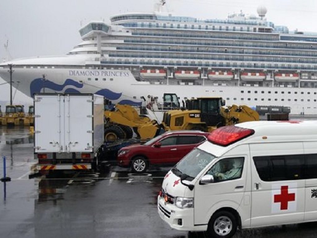 Covid-19: un volo riporterà a casa i 35 italiani in quarantena sulla Diamond Princess. La nave è ormeggiata da undici giorni a Yokohama