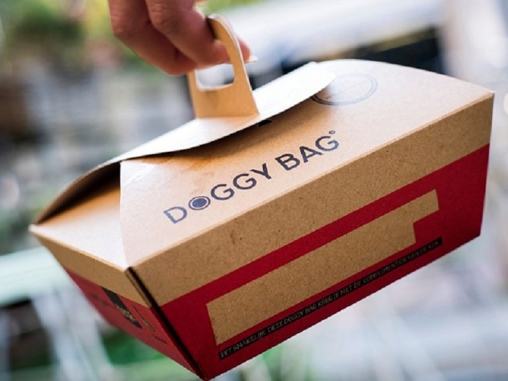 Il 37% degli italiani quando esce dal ristorante porta a casa la doggy bag secondo un'indagine Coldiretti: la lotta allo spreco alimentare non si ferma