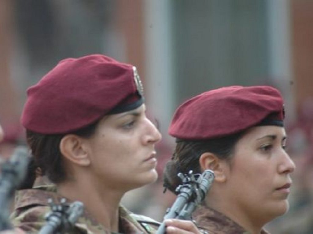 A 20 anni dalla legge che ha aperto anche alle donne nelle forze armate il fenomeno oggi è considerato una normalità anche dai ragazzi.