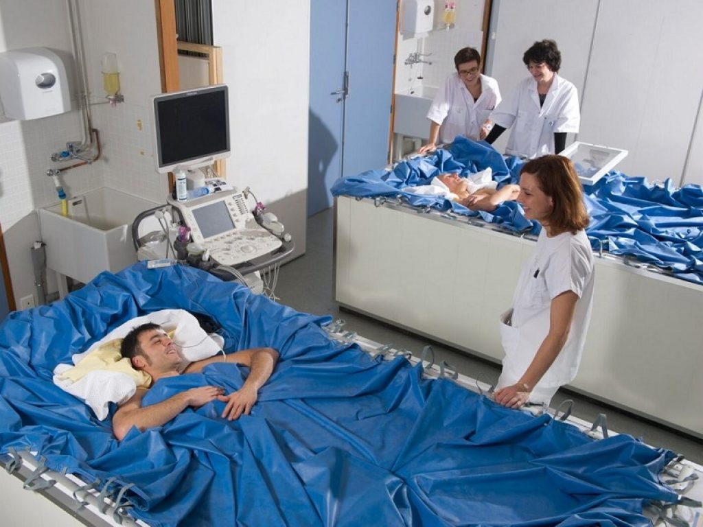 L'ESA cerca volontari per stare a letto 2 mesi: paga di 15mila euro, l'esperimento per studiare come i corpi umani reagiscono alla vita nello Spazio